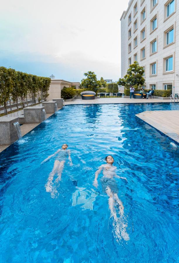 ฮอลิเดย์ อินน์ อัครา เอ็มจีโร้ด ภายนอก รูปภาพ Swimming pool at the hotel