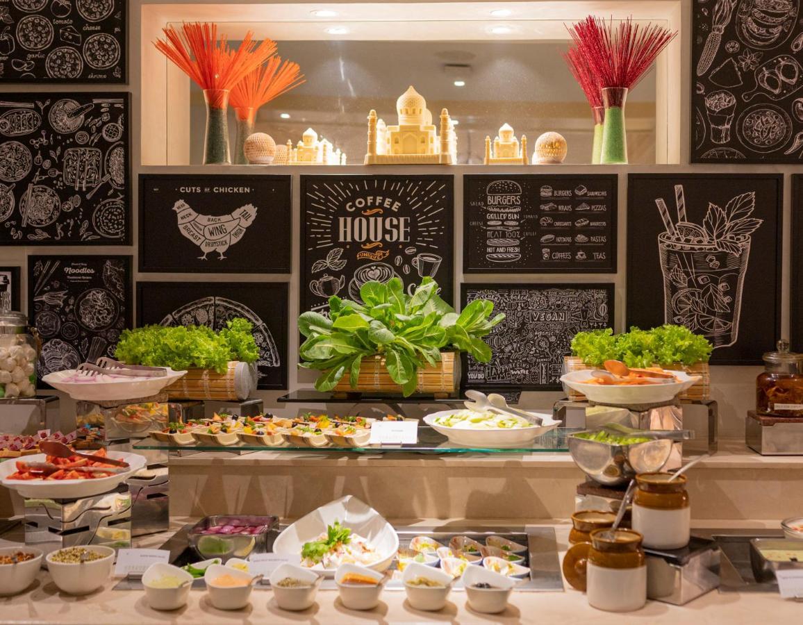 ฮอลิเดย์ อินน์ อัครา เอ็มจีโร้ด ภายนอก รูปภาพ A salad bar