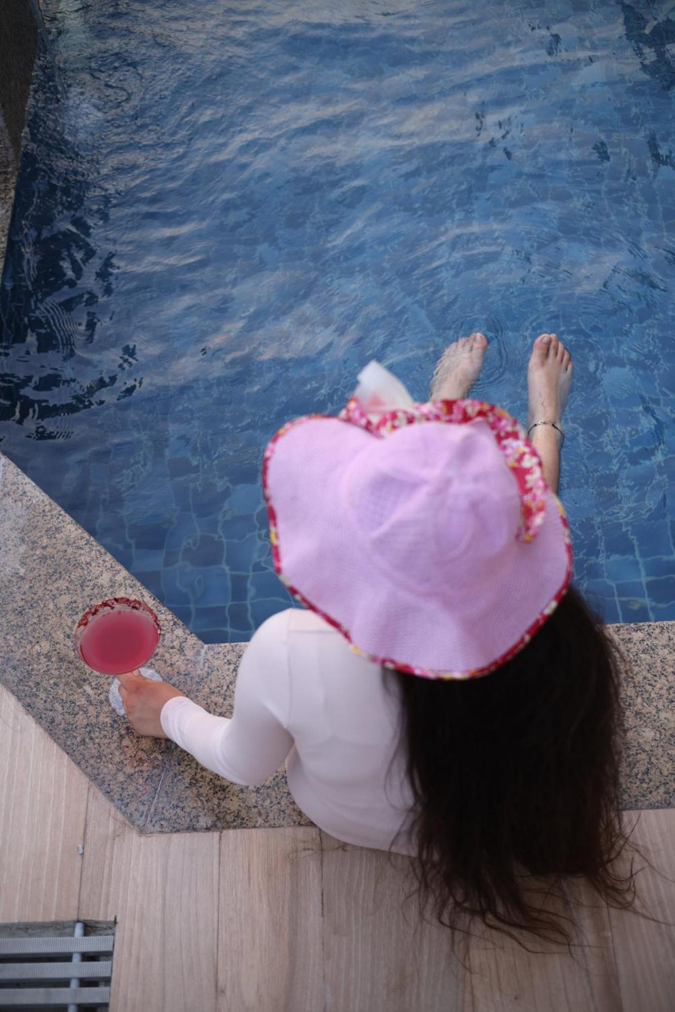 ฮอลิเดย์ อินน์ อัครา เอ็มจีโร้ด ภายนอก รูปภาพ A woman in a pink dress